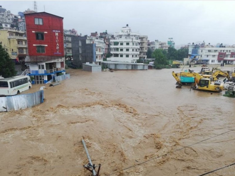 वर्षाले डुबे उपत्यकाका सडक